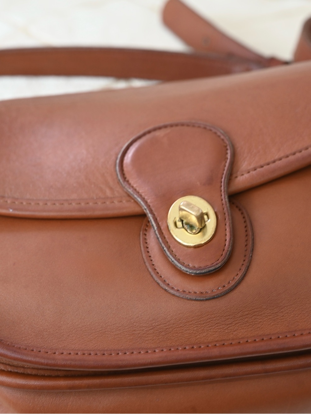 Vintage Coach 90´s Cognac Brown Leather Saddle Crossbody Bag Brass Hardware - Picture 14 of 14